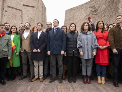 Representantes de Cs, PP y Vox, en la plaza de Colón de Madrid en un acto por la unidad de España, en febrero. En vídeo, así ha sido la trayectoria de Albert Rivera.