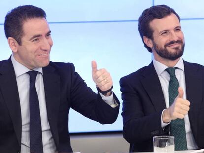Teodoro García Egea (izquierda) y Pablo Casado, en el Comité Ejecutivo Nacional del PP del martes pasado.