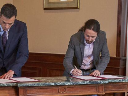 Pedro Sánchez y Pablo Iglesias firman el preacuerdo para formar una coalición de Gobierno, el pasado día 12 en el Congreso. En vídeo, declaraciones de Noelia Vera, portavoz de la dirección de Unidas Podemos.