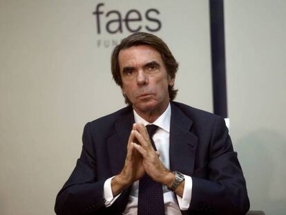 El expresidente del Gobierno José María Aznar, este lunes en un desayuno informativo en la sede de FAES. En el vídeo, un fragmento de su intervención.