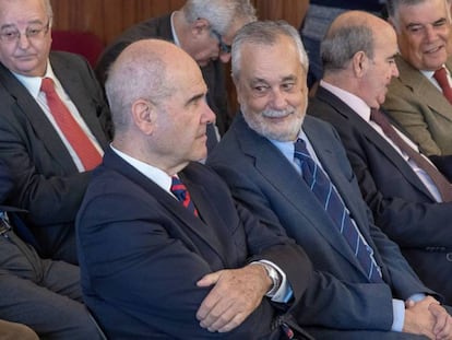 Los expresidentes Manuel Chaves y José Antonio Griñán, durante el juicio en la Audiencia de Sevilla. En vídeo, explicativo para entender el caso de los ERE.