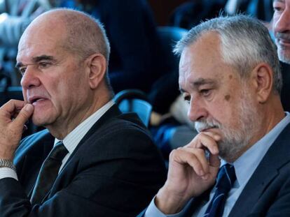 Los expresidentes José Antonio Griñán (derecha) y Manuel Chaves escuchan al abogado de este último, Pablo Jiménez de Parga, en el juicio de los ERE. Foto: Raul Caro