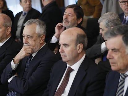 Los expresidentes socialistas Manuel Chaves y José Antonio Griñán, junto a los exconsejeros Gaspar Zarrías y José Antonio Viera, en la sala de la Audiencia de Sevilla. En vídeo, sentencia condenatoria de los ERE: 6 años de cárcel para Griñán y 9 de inhabilitación para Chaves.