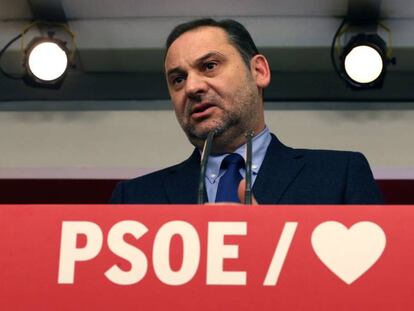 En vídeo, el secretario de organización del PSOE y ministro de Fomento en funciones, José Luis Ábalos, durante la rueda de prensa que ha ofrecido este martes en la sede del partido en Ferraz.