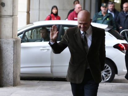 El expresidente de Andalucía, Manuel Chaves, en su llegada este martes a la Audiencia Provincial de Sevilla. En vídeo, el PSOE no cree que la sentencia de los ERE afecte a las negociaciones para la investidura.