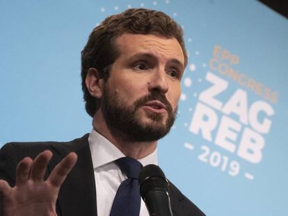 El líder del PP, Pablo Casado, ofrece una rueda de prensa en Zagreb, donde asiste al Congreso del Partido Popular Europeo. En vídeo, declaraciones de Casado.