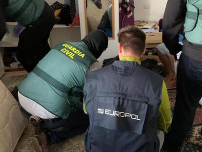 Agentes de la Guardia Civil y de Europol detienen a un presunto yihadista en Tenerife. En vídeo, la operación del instituto armado.