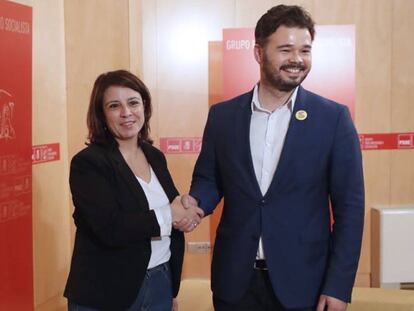 La portavoz del Grupo Socialista en el Congreso, Adriana Lastra, junto al portavoz de ERC, Gabriel Rufián, el pasado mes de junio. En vídeo, PSOE y Unidas Podemos consultan a sus bases sobre el acuerdo de coalición.