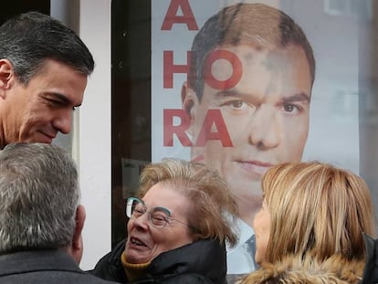 El secretario general del PSOE, Pedro Sánchez, conversa este sábado con militantes tras votar en Pozuelo de Alarcón (Madrid). En vídeo, Sánchez, durante su votación.