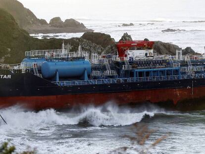 El buque mercante 'Blue Star', encallado este sábado en Ares (A Coruña).