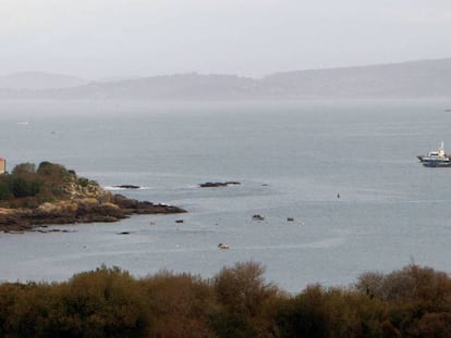 Vista de la playa de Foxo, en la ciudad pontevedresa de Vigo, este lunes, en el que comienzan las operaciones para reflotar el narcosubmarino.