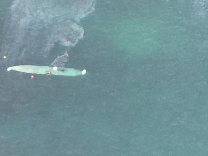 Imagen aérea del narcosubmarino apresado en la costa de Pontevedra. En vídeo, el narcosubmarino otra vez a pique.