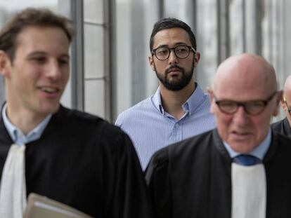 Valtònyc llega a los juzgados de Gante junto a sus abogados Gonzalo Boye y Paul y Simon Bekaert, en septiembre de 2018. En vídeo, Declaraciones del rapero.