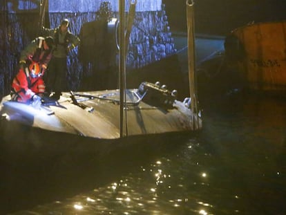 Dos grúas reflotan este lunes el 'narcosubmarino' hundido el pasado domingo en Cangas (Pontevedra). En vídeo, el 'narcosubmarino', tras ser reflotado.