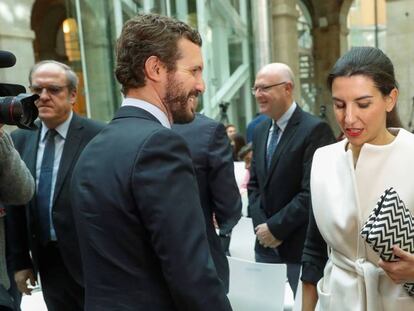 El presidente del Partido Popular, Pablo Casado, junto a la portavoz de Vox en la Asamblea de Madrid, Rocío Monasterio. En vídeo, las declaraciones de Pablo Montesinos sobre el cordón sanitario contra Vox.