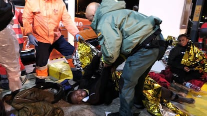 Red Cross personnel help the rescued migrants in Melilla. (Spanish audio)
