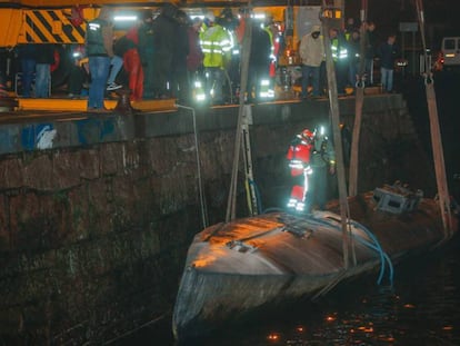 Dos grúas reflotan el 'narcosubmarino' hundido el pasado fin de semana en Cangas (Pontevedra).