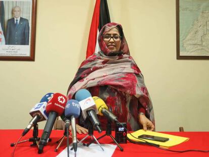 Jira Bulahi, representante del Frente Polisario en España, durante la rueda de prensa. En vídeo, el Frente Polisario ve desafortunada la alerta sobre el riesgo en el Sáhara.
