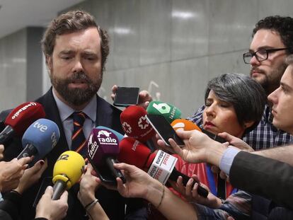 Iván Espinosa de los Monteros, en el Congreso de los Diputados, este viernes. En vídeo, el portavoz de Vox en la Cámara baja se niega a dar explicaciones sobre sus irregularidades urbanísticas.