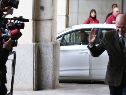 El expresidente andaluz, Manuel Chaves, a su llegada a la Audiencia de Sevilla para conocer la sentencia de los ERE. En vídeo, sus declaraciones en la Cadena Ser.