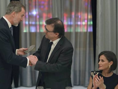 El Rey entrega el premio a Cercas en presencia de la Reina Letizia. En vídeo, discurso del Rey durante la entrega del premio Francisco Cerecedo.