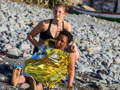 Una inmigrante es atendida por una bañista tras llegar en patera a la playa del Águila (Gran Canaria). En vídeo, varios de los inmigrantes son atendidos por Cruz Roja.