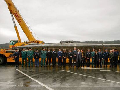 El delegado y la subdelegada de Gobierno en Galicia, Javier Losada y Maica Larriba, junto al 'narcosubmarino' reflotado en Pontevedra. En vídeo, así era por dentro la embarcación.