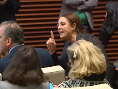 Javier Ortega Smith evita la mirada de Nadia Otmani, durante el acto del Ayuntamiento por el Día contra la Violencia de Género. En vídeo, Otmani reprocha a Ortega Smith que Vox niegue la violencia machista, el pasado lunes.