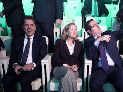 Desde la izquierda, Gerardo Cuerva, presidente de Cepyme; Nadia Calviño, ministra de Economía; y Antonio Garamendi, presidente de CEOE. En vídeo, declaraciones de Calviño.