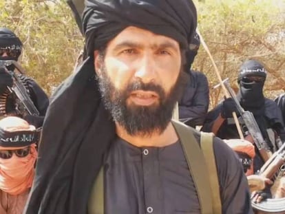 Abu Adnan Walid al Saharaui, líder del Estado Islámico del Gran Sáhara (ISIS-GS), en 2015. En vídeo, grupos de españoles siguen viajando a los campamentos saharauis.