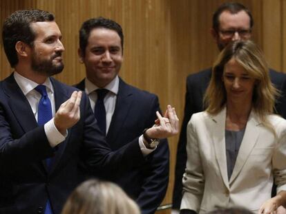 Pablo Casado junto a Cayetana Álvarez de Toledo y Teodoro García Egea este lunes en el Congreso. En vídeo, declaraciones de Iván Espinosa de los Monteros, portavoz de Vox en el Congreso.