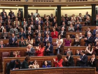 Meritxell Batet recibe el aplauso de los diputados del Congreso tras ser elegida presidenta. En vídeo, así ha sido la constitución de las Cortes.