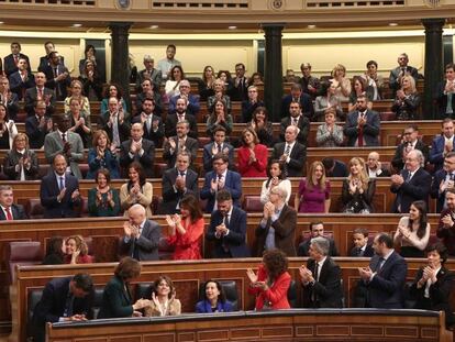 Meritxell Batet recibe el aplauso de los diputados del Congreso tras ser elegida presidenta. En vídeo, así ha sido la constitución de las Cortes.