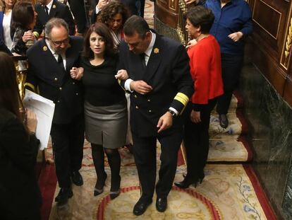 Lastra, acompañada por los ujieres del Congreso tras su caída. En vídeo, imágenes de algunos incidentes ocurridos durante la constitución de las cortes.