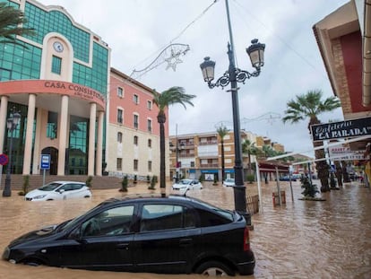 Varios coches atrapados en Los Alcázares (Murcia), una de los lugares más castigados por el agua. En vídeo, la gota fría se ceba con Murcia y Almería.