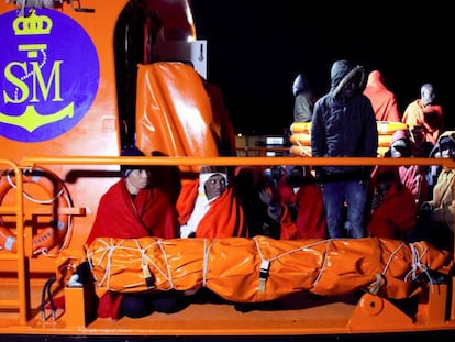 Un barco de Salvamento Marítimo, con inmigrantes rescatados cuando navegaban en una patera en el Mar de Alborán este pasado lunes. En vídeo, imágenes del rescate.