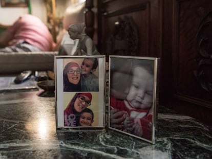 Retratos de Yolanda Martínez en casa de sus padres en el barrio madrileño de Salamanca. En vídeo, su testimonio ante las cámara de EL PAÍS.