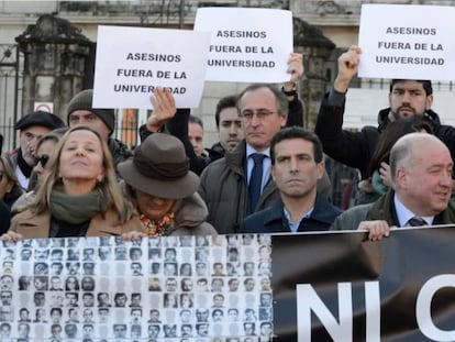 Concentración del PP y de las víctimas junto a la universidad en la que hablaba el exterrorista López de Abetxuko. En vídeo, declaraciones del exdelegado del Gobierno en el País Vasco, Carlos Urquijo y de Alfonso Alonso, el presidente del PP Vasco.