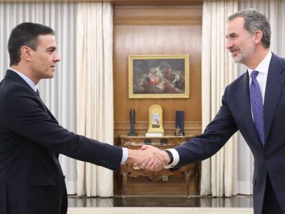 Pedro Sánchez saluda al Rey a su llegada al Palacio de la Zarzuela, este miércoles.