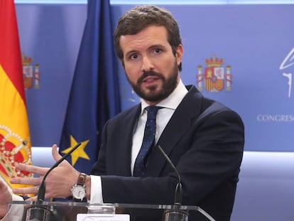 El líder del PP, Pablo Casado, en el Congreso, durante la rueda de prensa posterior a la ronda de contactos con el Rey este miércoles. En vídeo, el vicesecretario de los populares, Pablo Montesinos, argumenta que Sánchez está "haciendo lo que no haría".