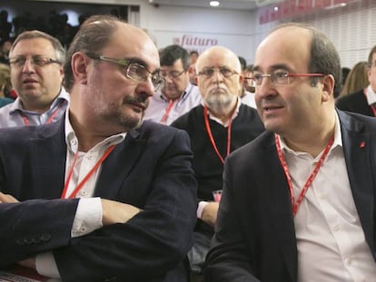 El presidente de Aragón, Javier Lambán (a la izquierda), y el secretario del PSC, Miquel Iceta, en 2016, en el comité federal del PSOE. En vídeo, el diálogo entre PSOE y ERC.