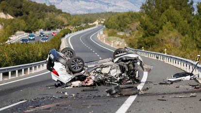 Imagen de uno de los vehículos implicados en el accidente ocurrido este sábado en la A-7.