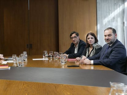 Los negociadores de ERC (Marta Vilalta, Gabriel Rufián y Josep Maria Jové, sentados a la izquierda) y del PSOE del PSOE (José Luis Ábalos, Adriana Lastra y Salvador Illa) negocian la investidura de Sánchez en Barcelona. En vídeo, El PSOE ante su semana clave para sacar adelante la investidura antes de fin de año.