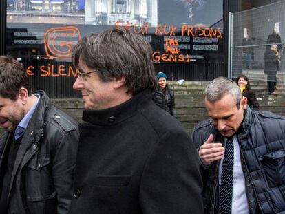 Carles Puigdemont sale del juzgado de Bruselas acompañado de Toni Comín. En vídeo, declaraciones de Puigdemont.
