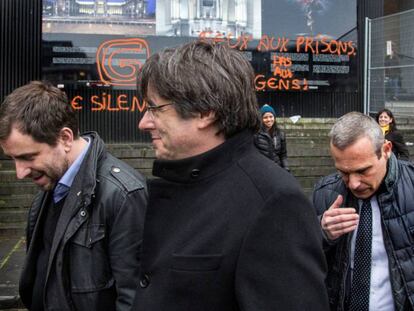 Carles Puigdemont sale del juzgado de Bruselas acompañado de Toni Comín. En vídeo, declaraciones de Puigdemont.