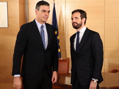 El presidente del Gobierno en funciones, Pedro Sánchez, recibe al líder del PP, Pablo Casado, este lunes en el Congreso de los Diputados.