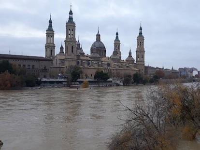 El Ebro frente a la basílica de El Pilar de Zaragoza, esta mañana.