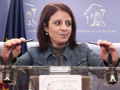 La portavoz socialista en el Congreso, Adriana Lastra, este lunes en el Congreso. En vídeo, PP y Ciudadanos insisten en que no facilitarán un Gobierno con Unidas Podemos.