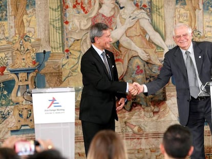 Josep Borrell saluda al ministro de Exteriores de Singapur, Vivian Balakrishnan, este lunes en Madrid. En vídeo, Borrell se muestra favorable a mejorar la euroorden.