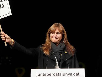 La cabeza de lista de JxCat al Congreso por Barcelona, Laura Borràs, en un acto electoral ante la cárcel de Lledoners. Susanna Sáez (EFE). En vídeo, declaraciones de Borrás en el Congreso. Atlas